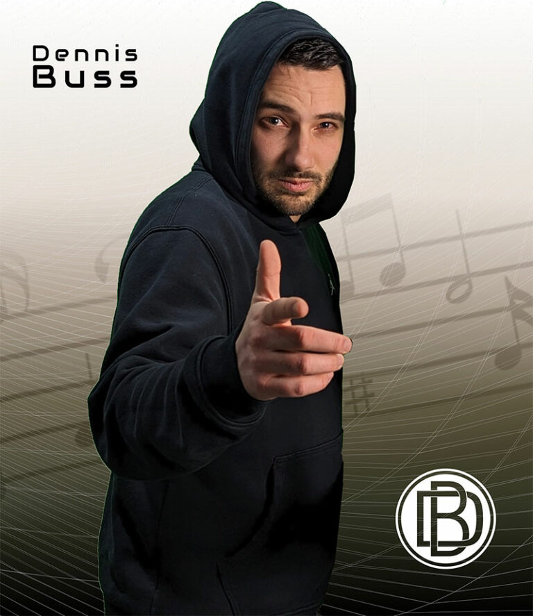 Ein Mann in einem schwarzen Kapuzenpulli zeigt mit selbstbewusster Miene in die Kamera. Hinter ihm sind Musiknoten, der Name Dennis Buss und ein rundes Logo mit den Initialen DB zu sehen.