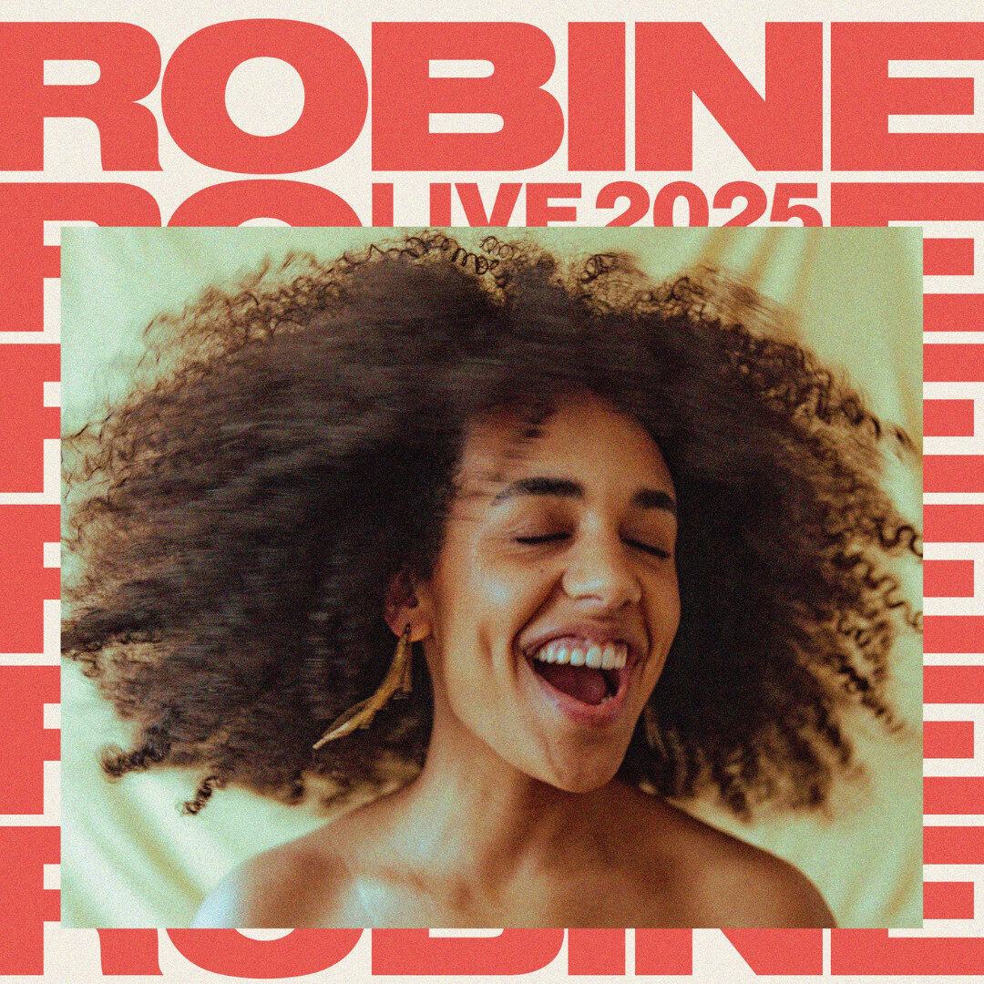 Bild von der Sängerin Robine mit dem folgenden Text im Hintergrund: Robine Live 2025