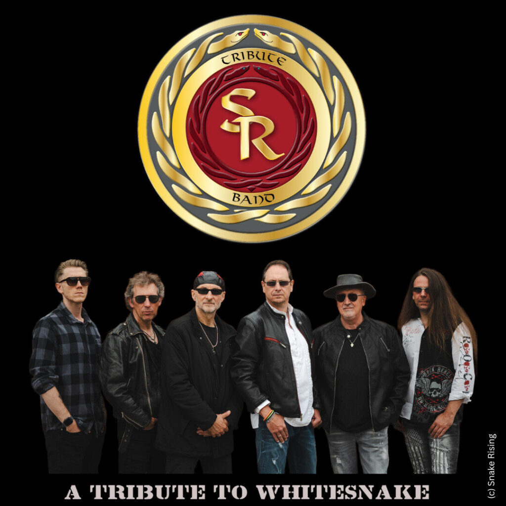 Sechs Männer der Rockband Snake Rising stehen nebeneinander vor schwarzem Hintergrund. Über ihnen ist ein rundes Bandlogo mit goldenen und roten Elementen sowie den Buchstaben „SR“ in der Mitte zu sehen. Unten steht der Schriftzug „A Tribute to Whitesnake“.