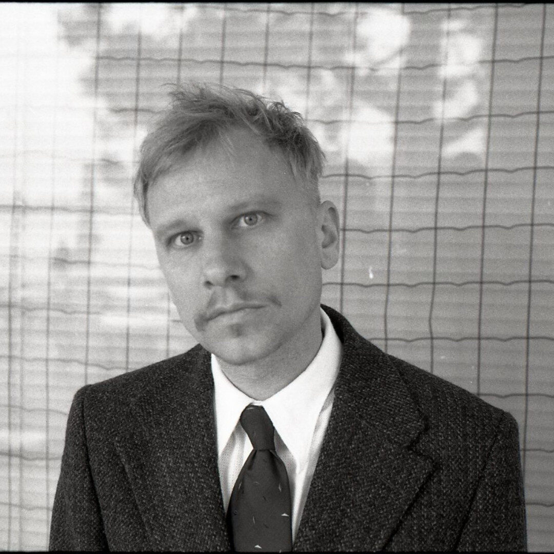 Foto von dem Künstler Robert Stadlober in Schwarz-Weiß