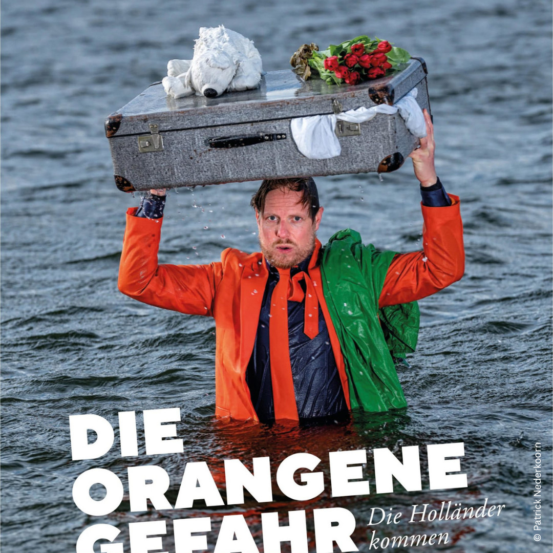 Ein Foto des niederländischen Komedian Patrik Nederkoorn im Meer.