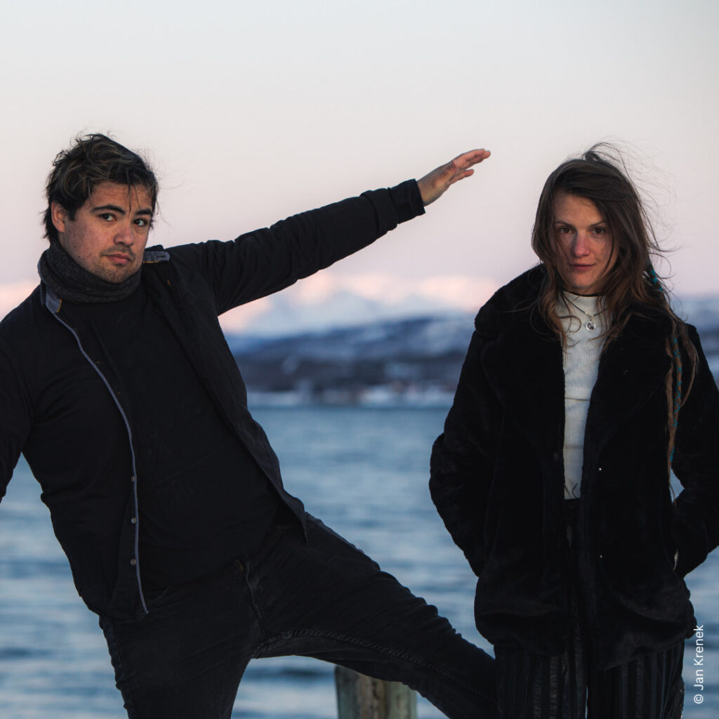 Foto von den Musikern Ronja Maltzahn und Fede.